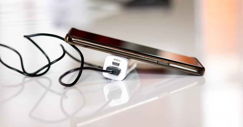 Recharger son mobile sans se ruiner : le guide du rechargement réglo