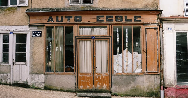 Enseigne extérieur pour commerce en région nantaise : comment choisir la bonne signalétique